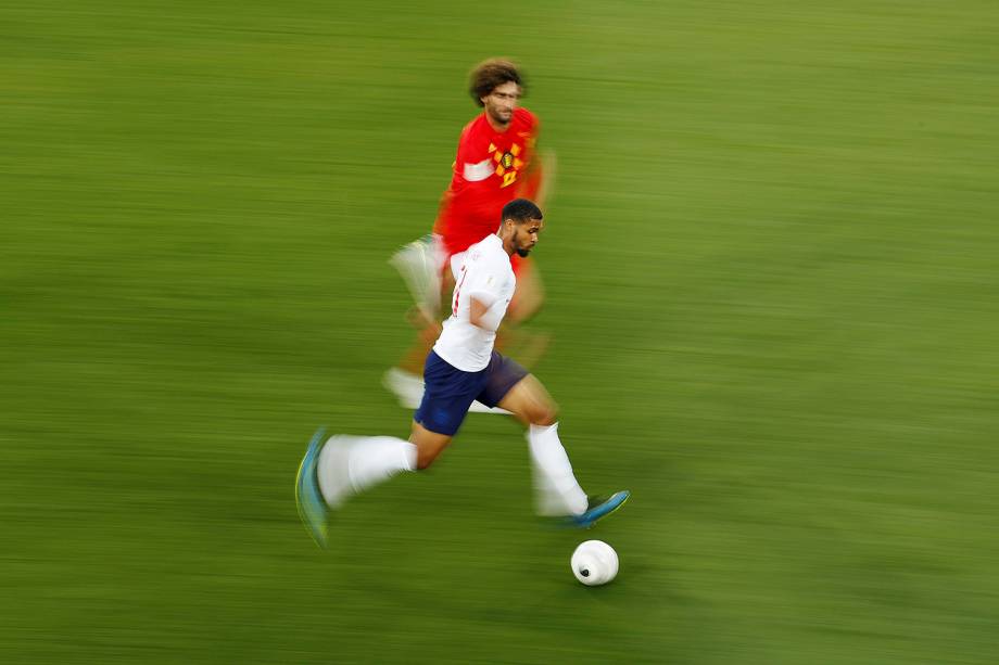 O belga, Marouane Fellaini, corre para marcar Ruben Loftus-Cheek, da Inglaterra - 28/06/2018