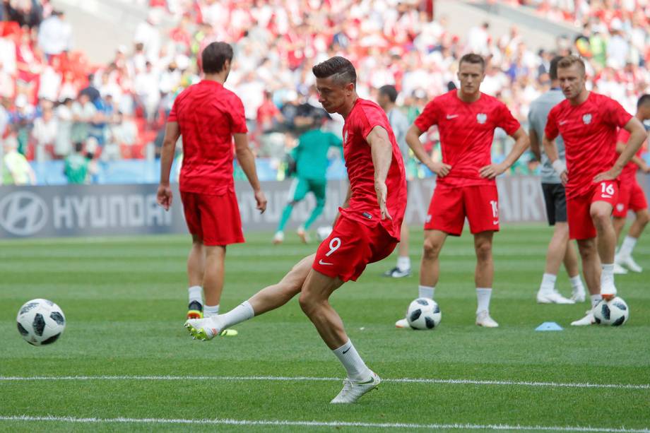 O polonês Robert Lewandowski durante o aquecimento da partida contra Senegal, no estádio Spartak