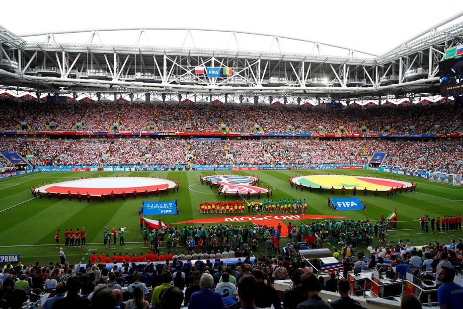 As seleções de Polônia e Senegal entoam os hinos nacionais antes do início da partida no estádio Spartak