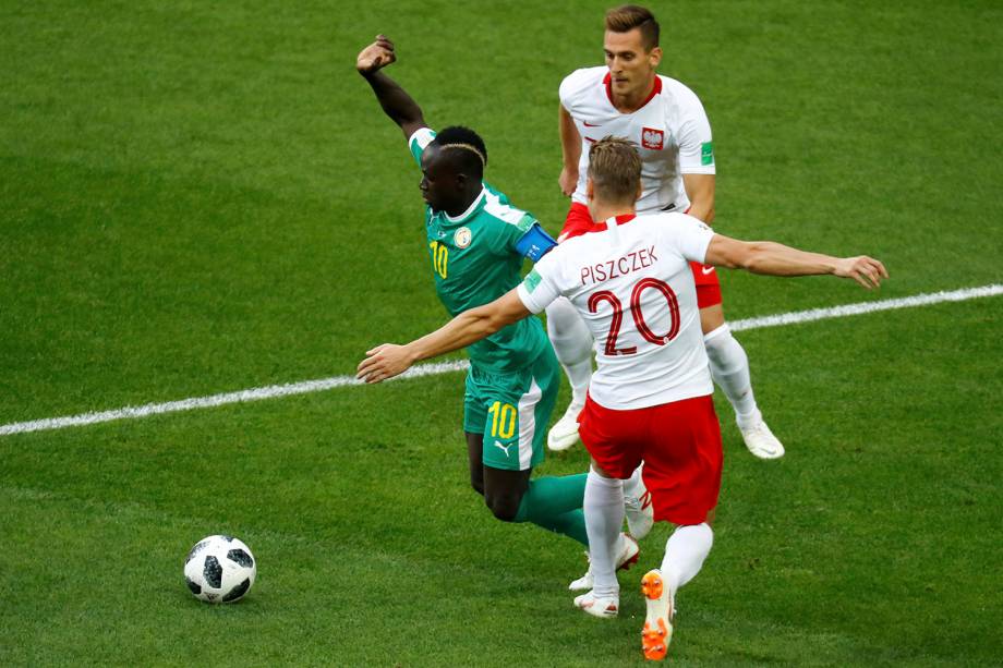 Sadio Mane, do Senegal, dribla pra cima do polonês Lukasz Piszczek durante o último confronto da primeira fase da Copa do Mundo