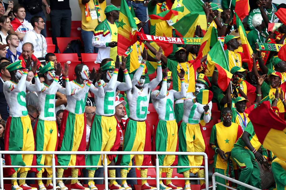 Torcedores de Senegal com o corpo pintado agitam a torcida durante a partida do Grupo H contra a Polônia