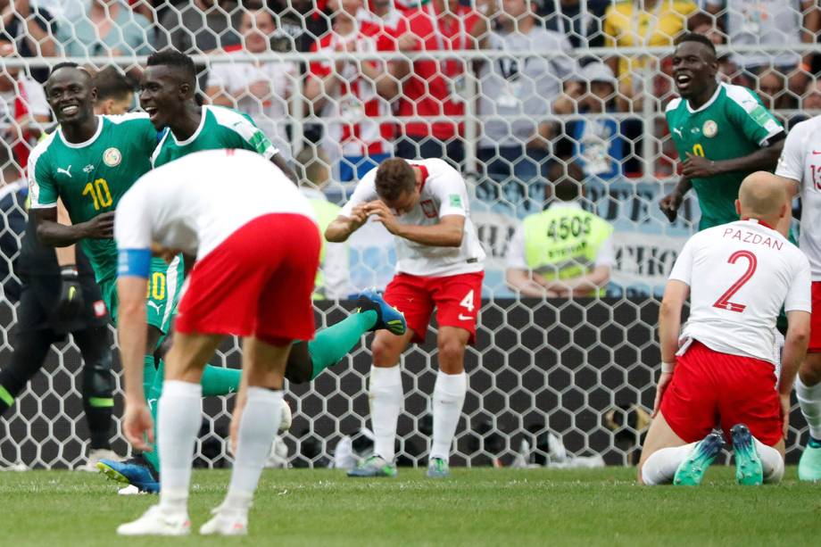 Thiago Cionek, da Polônia, abre o placar no estádio Spartak com um gol contra favorecendo a Senegal