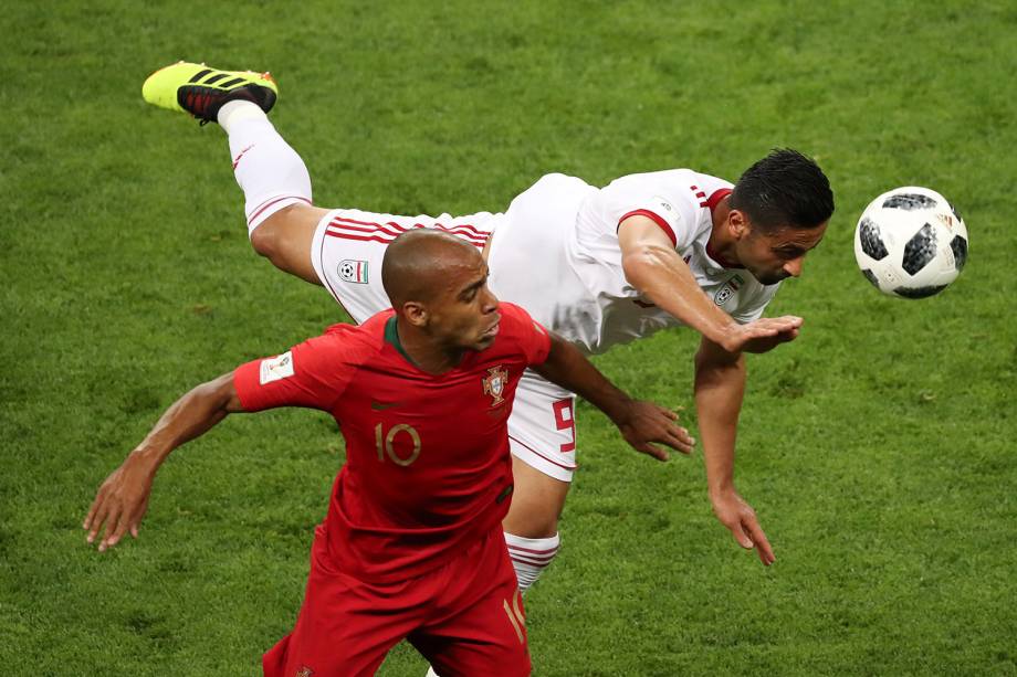 Omid Ebrahimi disputa bola com João Mario, durante partida entre Irã e Portugal, válida pela terceira rodada do grupo B da Copa do Mundo - 25/06/2018