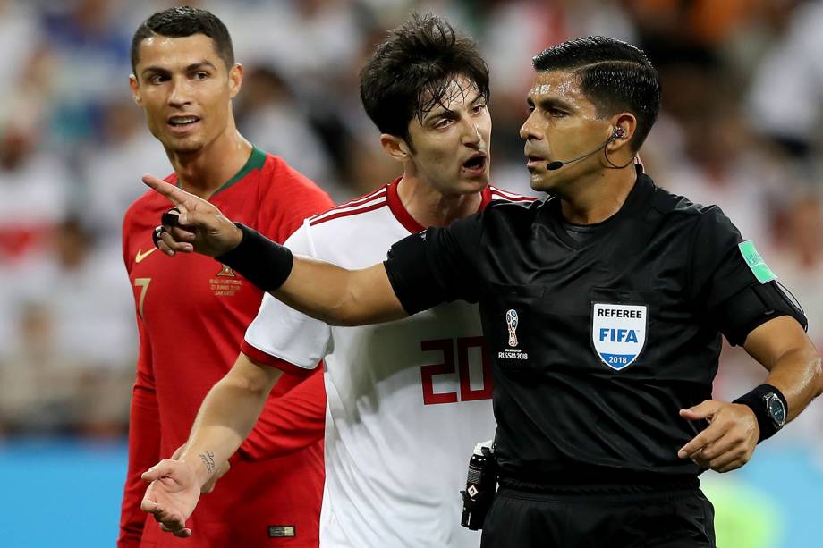 Sardar Azmoun, do Irã, discute com o árbitro Enrique Caceres, durante partida entre Irã e Portugal, válida pela terceira rodada do grupo B da Copa do Mundo - 25/06/2018