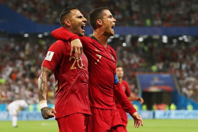 Ricardo Quaresma (esq) comemora com Cristiano Ronaldo após abrir o placar contra o Irã,em partida válida pela terceira rodada do grupo B da Copa do Mundo - 25/06/2018