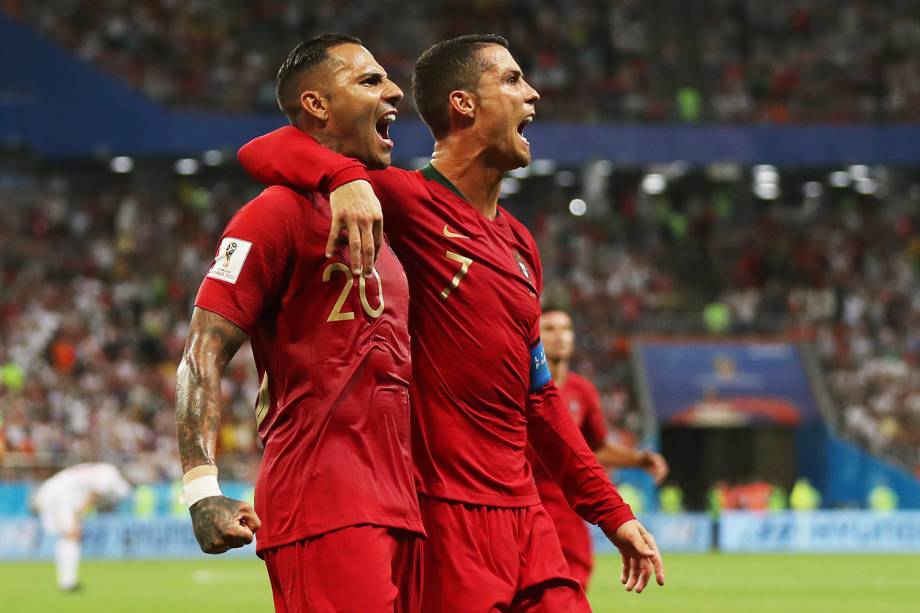 Ricardo Quaresma (esq) comemora com Cristiano Ronaldo após abrir o placar contra o Irã,em partida válida pela terceira rodada do grupo B da Copa do Mundo - 25/06/2018