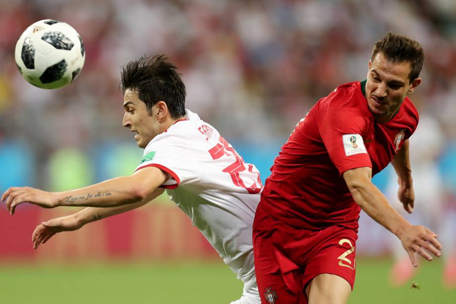 Sardar Azmoun (esq) disputa bola com Cedric Soares (dir), durante partida entre Portugal e Irã, válida pelo grupo B da Copa do Mundo - 25/06/2018