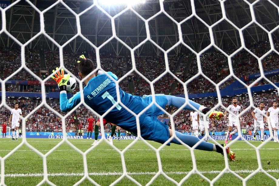 Ali Beiranvand defende pênalti batido por Cristiano Ronaldo, durante partida entre Portugal e Irã - 25/06/2018