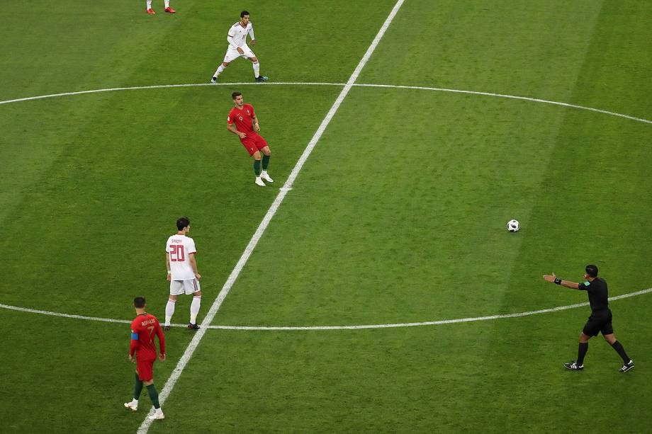 Andre Silva, de Portugal, dá o pontapé inicial na partida do grupo B contra o Irã - 25/06/2018