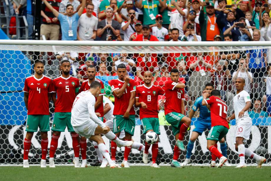 O atacante português Cristiano Ronaldo tenta marcar de falta durante partida contra o Marrocos no estádio Luzhniki Stadium, em Moscou - 20/06/2018