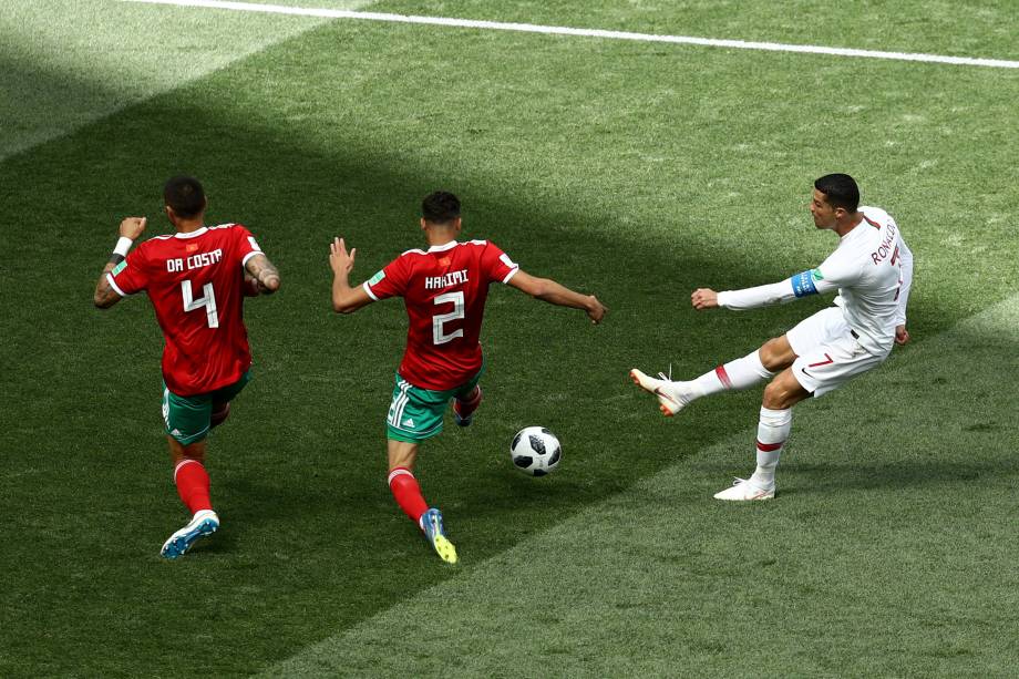 Chute de Cristiano Ronaldo é bloqueado pela defesa marroquina