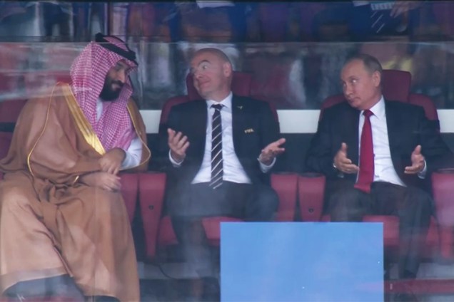 O presidente russo Vladimir Putin e o presidente da Fifa, Gianni Infantino, consolam o príncipe árabe Mohammad bin Salman, na abertura da Copa do Mundo, entre Rússia e Arábia Saudita - 14/06/2018