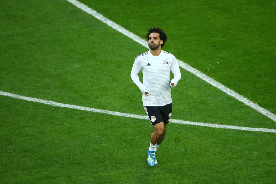 O atacante egípcio Mohamed Salah faz aquecimento antes da partida contra a Rússia em São Petesburgo