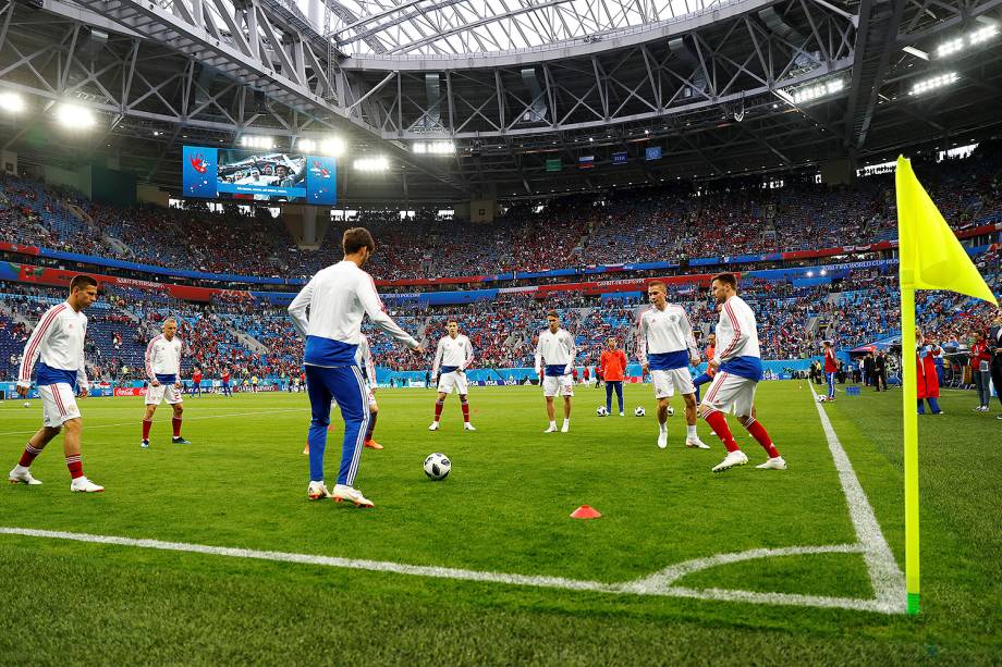 Jogadores russos aquecem para a partida da sehgunda rodada do Grupo A contra o Egito