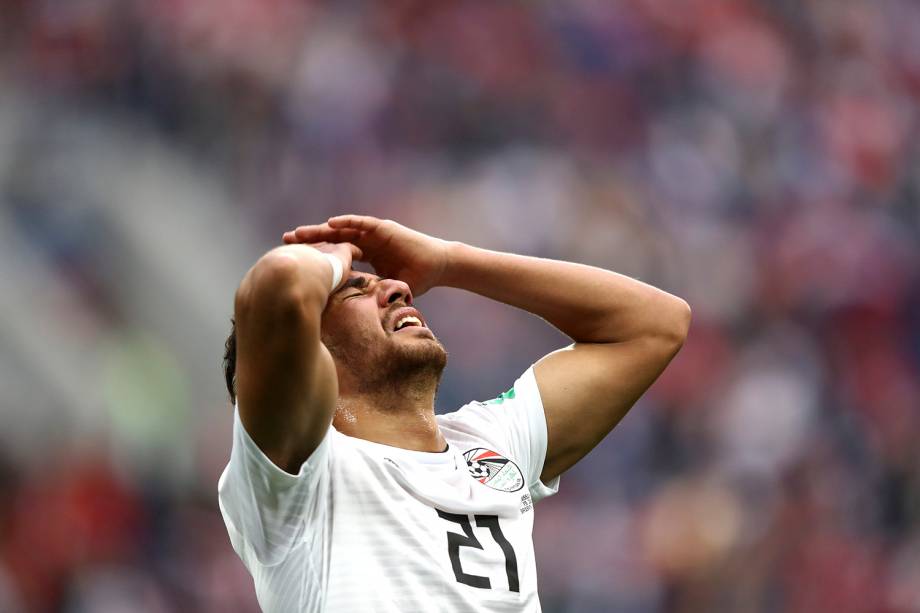 Trezeguet, do Egito, lamenta após perder uma chance de gol contra a Rússia