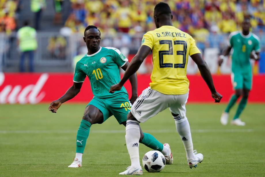 Sadio Mane do Senegal disputa a bola com Davinson Sanchez - 28/06/2018