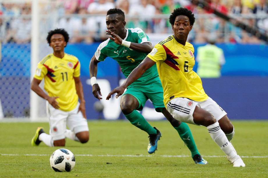 Idrissa Gueye do Senegal durante jogada contra Carlos Sanchez da Colômbia - 28/06/2018