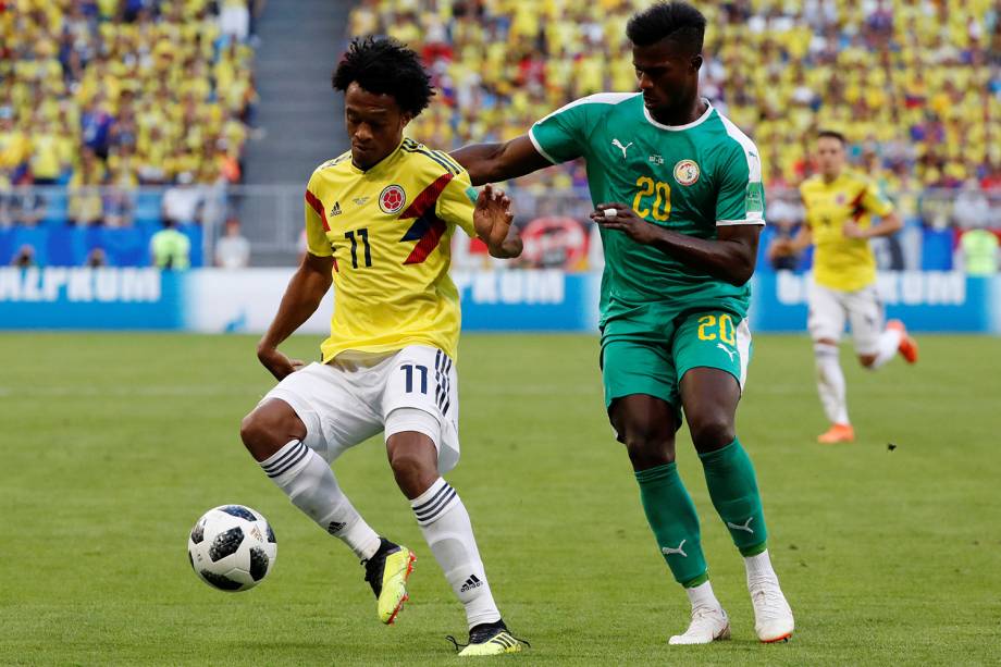 Juan Cuadrado da Colômbia disputa a bola com Keita Balde do Senegal - 28/06/2018