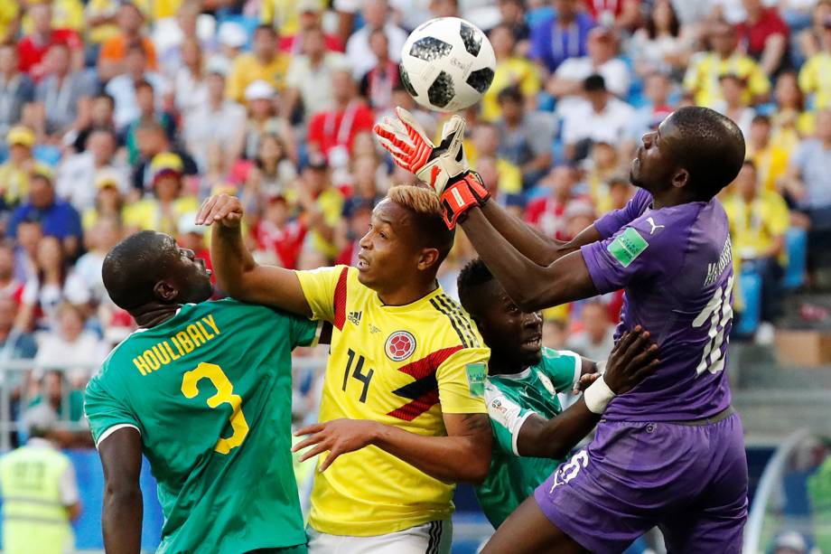 Khadim N'Diaye do Senegal defende cabeceada de Luis Muriel da Colômbia - 28/06/2018