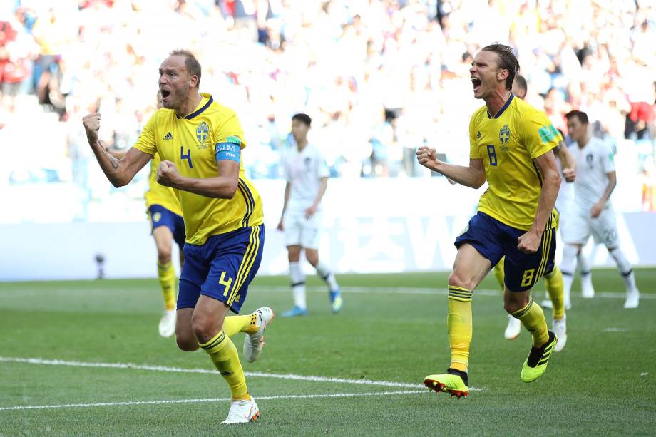 Andreas Granqvist comemora gol de pênalti da Suécia, marcado com o auxílio do árbitro de vídeo, na partida contra a Coreia do Sul no estádio Níjni Novgorod - 18/06/2018