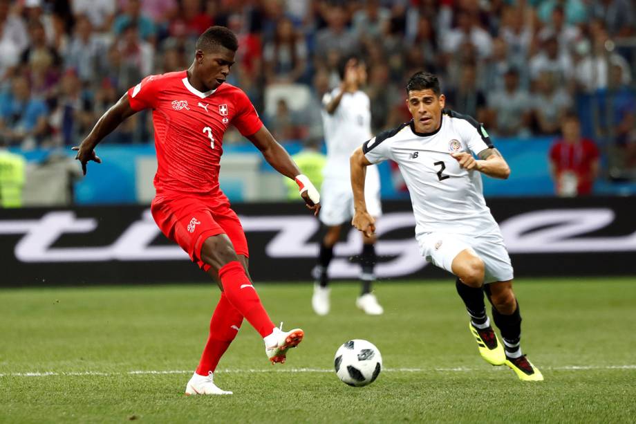 Breel Embolo da Suíça durante jogada contra Johnny Acosta da Costa Rica no Estádio Níjni Novgorod  - 27/06/2018