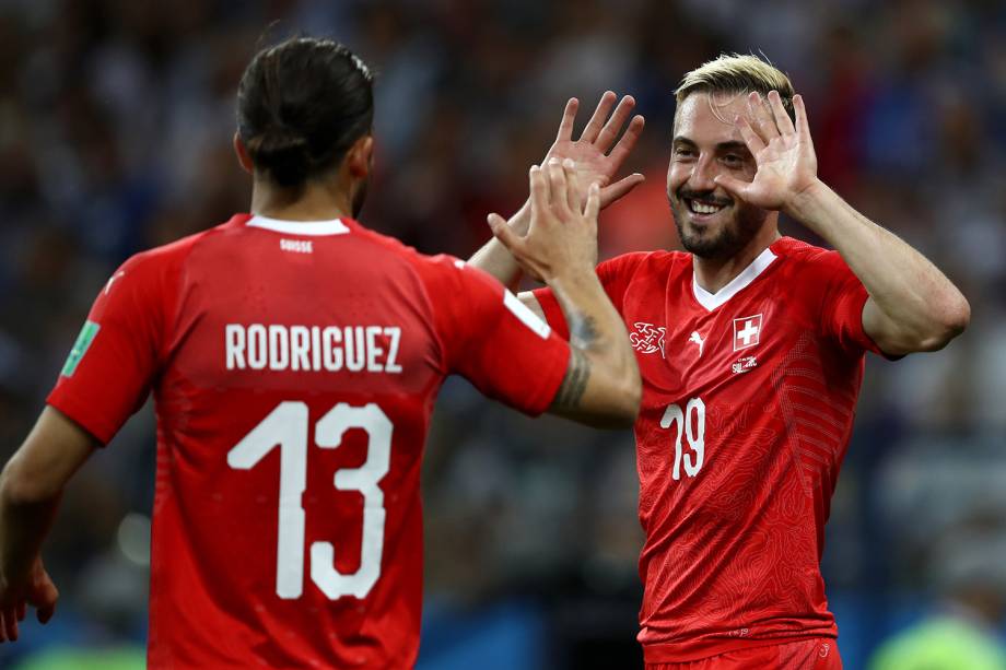 Josip Drmic da Suíça comemora segundo gol na partida contra aCosta Rica com Ricardo Rodriguez - 27/06/2018