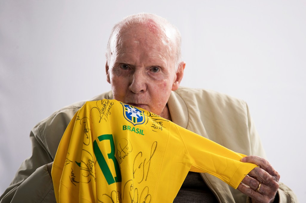 Zagallo, ex-jogador e ex-técnico, posa para foto com a camisa da Seleção Brasileira -