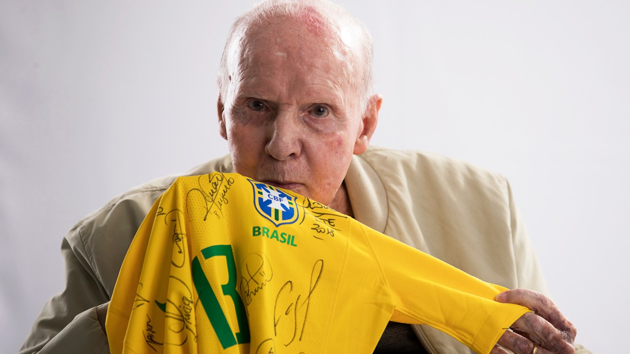 Zagallo, ex-jogador e ex-técnico, posa para foto com a camisa da Seleção Brasileira -