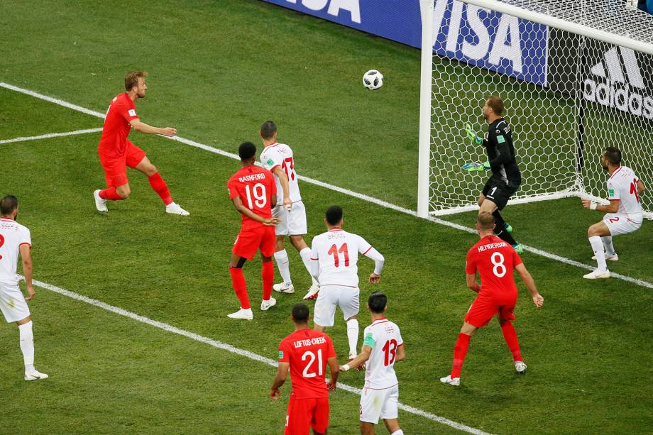 Harry Kane, da Inglaterra, faz gol de cabeça contra a Tunísia, em partida válida pelo grupo G da Copa do Mundo - 18/06/2018