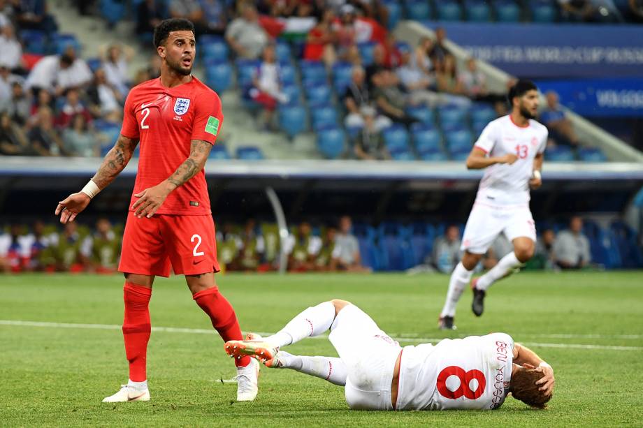 Kyle Walker, da Inglaterra, comete pênalti em Fakhreddine Ben Youssef, da Tunísia, durante partida válida pelo grupo G da Copa do Mundo da Rússia - 18/06/2018