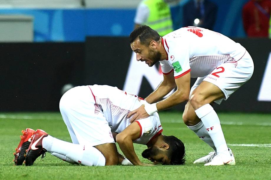 Ferjani Sassi, da Tunísia, comemora como se estivesse rezando, o gol de penalti marcado contra a Inglaterra no estádio Volgograd