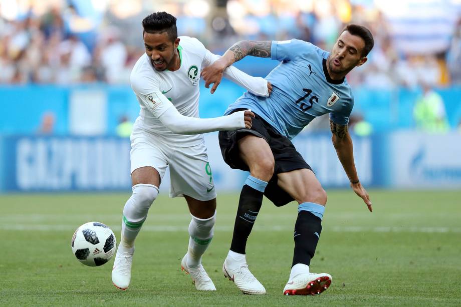 Hattan Bahebri, da Arábia Saudita, em ação contra o uruguaio Matias Vecino