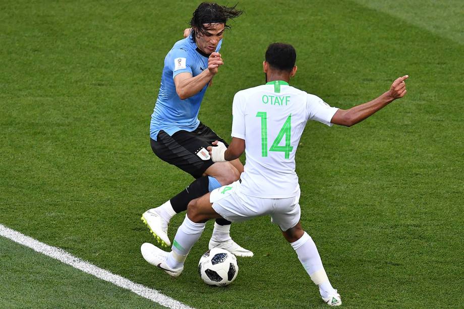 Cavani, do Uruguai, da um drible por entre as pernas do meio-campista Abdullah Otayf, da Arábia Saudita