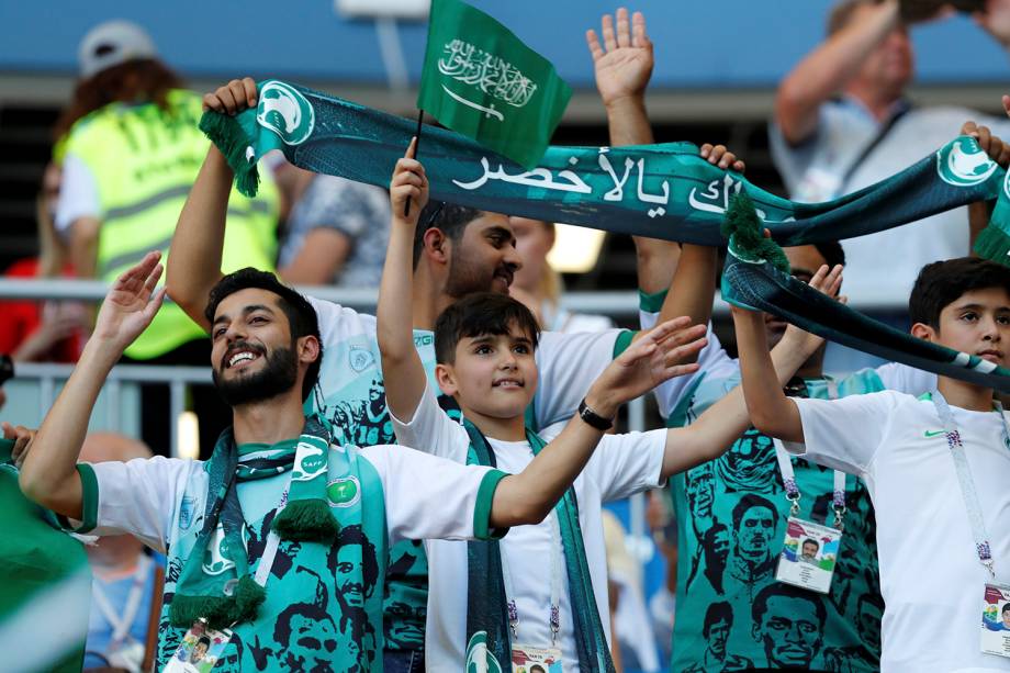 Torcedores da Arábia Saudita aguardam o início da partida contra o Uruguai no estádio Rostov Arena