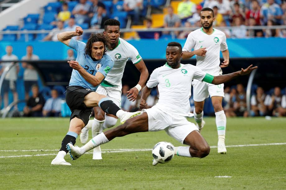 Edinson Cavani, do Uruguai, arrisca um chute ao gol da Arábia Saudita durante o confronto do Grupo A da Copa do Mundo Rússia