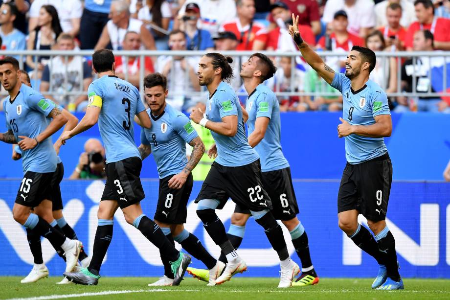 O atacante uruguaio Luís Suárez comemora após marcar de falta na partida contra a Rússia na arena Samara - 25/06/2018