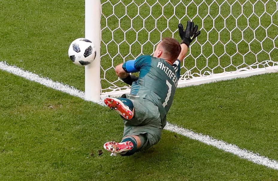 O goleiro russo Igor Akinfeev não consegue evitar o segundo gol do Uruguai após chute de Diego Laxalt - 25/06/2018