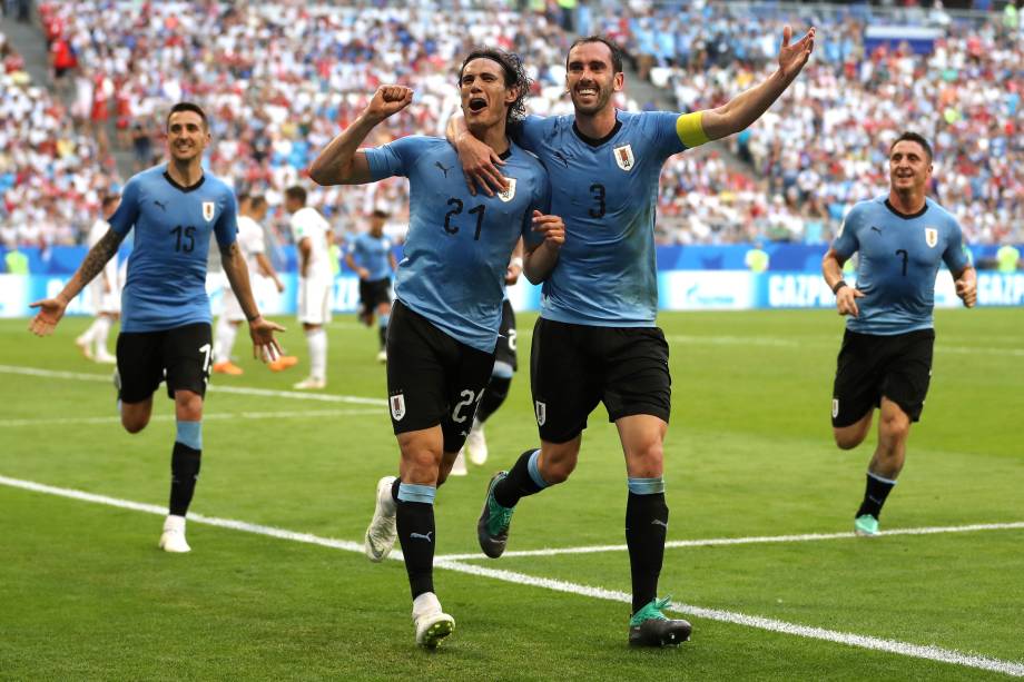 O atacante Edinson Cavani e o zagueiro  Diego Godín comemoram o terceiro gol do Uruguai na partida contra a Rússia, válida pela terceira rodada do grupo A na arena Samara - 25/06/2018