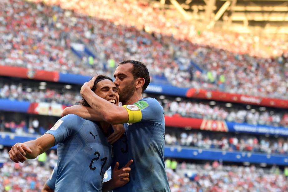 O atacante Edinson Cavani e o zagueiro  Diego Godín comemoram o terceiro gol do Uruguai na partida contra a Rússia, válida pela terceira rodada do grupo A na arena Samara - 25/06/2018