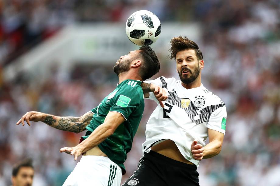 Miguel Layun (esq) e Marvin Plattenhardt (dir), disputam bola durante partida entre Alemanha e México, válida pela primeira rodada do grupo F da Copa do Mundo, realizada no Estádio Luzhniki, em Moscou - 17/06/2018