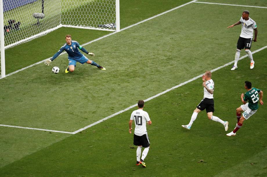 Hirving Lozano do México marca seu primeiro gol durante partida contra a Alemanha - 17/06/2018