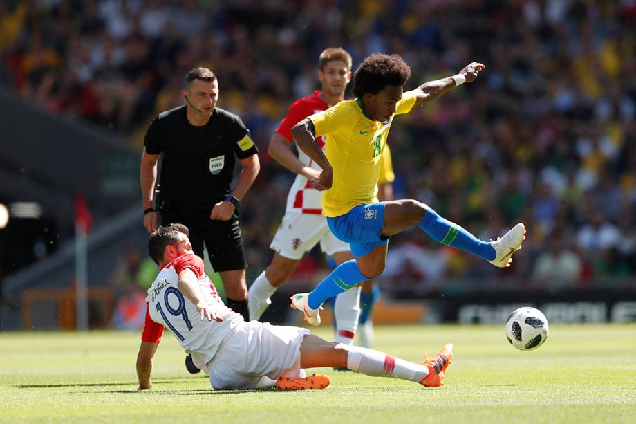 Willian durante jogada contra Milan Badelj da Croácia em Liverpool - 03/06/2018