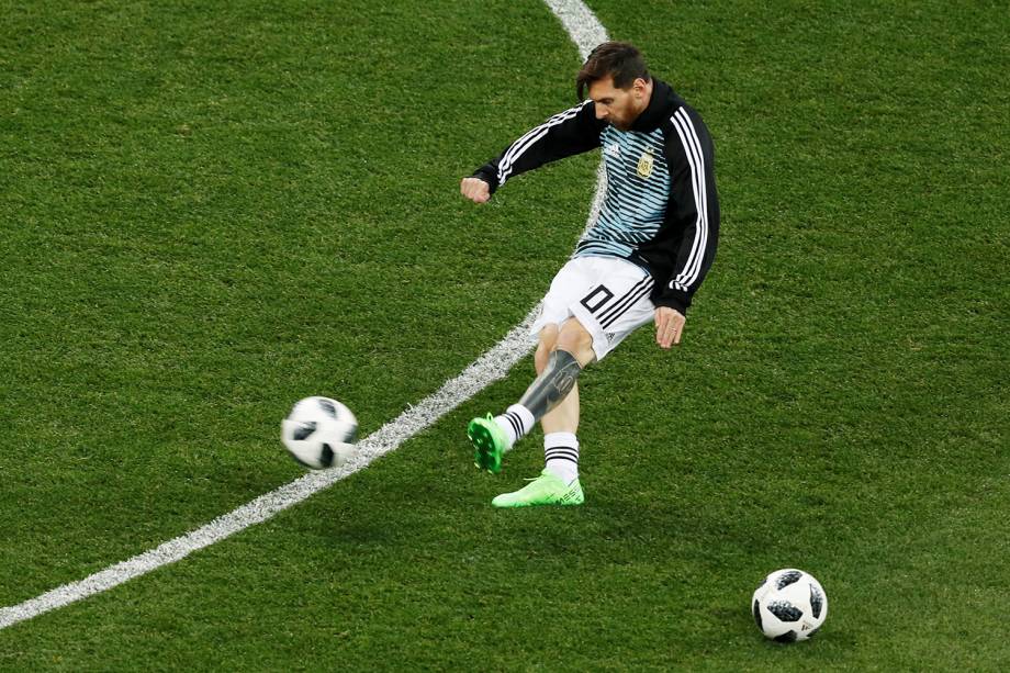 Lionel Messi da Argentina se aquece antes de partida contra a Croácia no estádio Nizhny Novgorod na Rússia - 21/06/2018