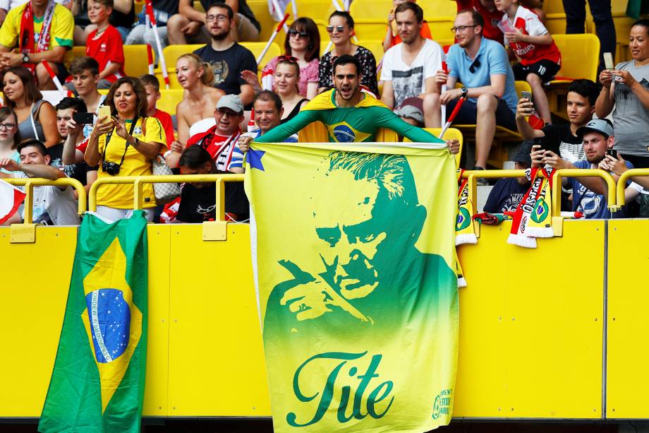 Torcedor exibe bandeira com o rosto do técnico da Seleção Brasileira, Tite, antes do amistoso contra a Áustria - 10/06/2018
