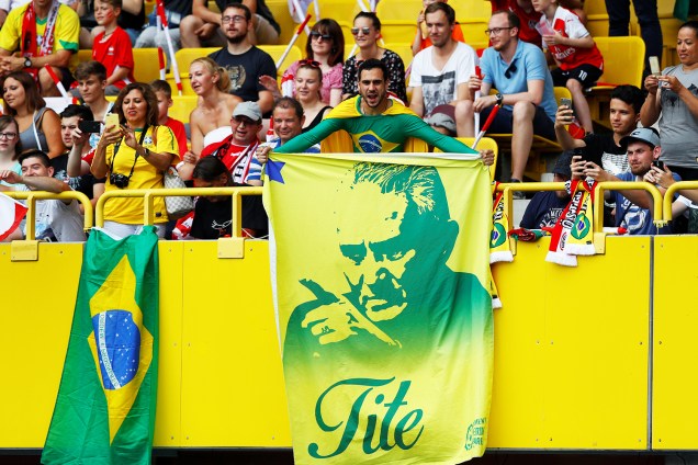 Torcedor exibe bandeira com o rosto do técnico da Seleção Brasileira, Tite, antes do amistoso contra a Áustria - 10/06/2018