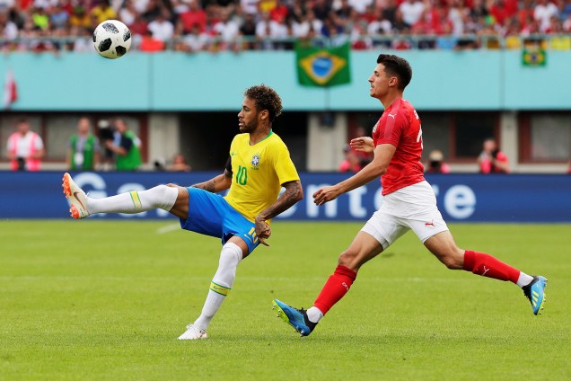 Neymar (esq) durante amistoso entre Brasil e Áustria, realizado em Viena - 10/06/2018