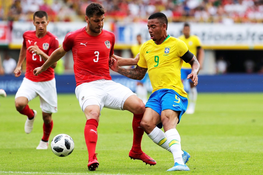 Gabriel Jesus (dir) disputa bola com Aleksandar Dragovic (esq), durante partida amistosa entre Brasil e Áustria, realizada em Viena - 10/06/2018