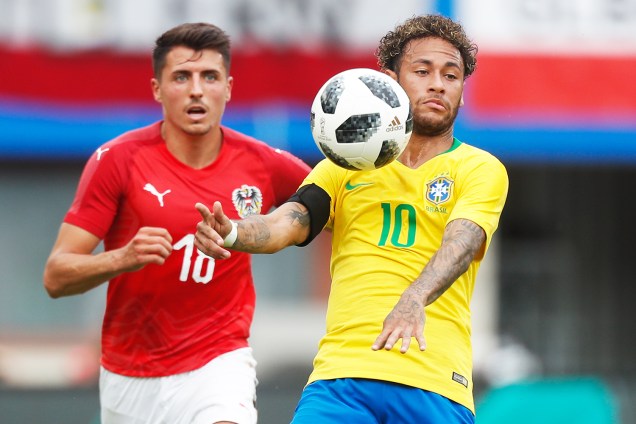 Neymar (dir) disputa bola com Allessandro Schopf (esq), durante partida amistosa entre Brasil e Áustria, realizada em Viena - 10/06/2018