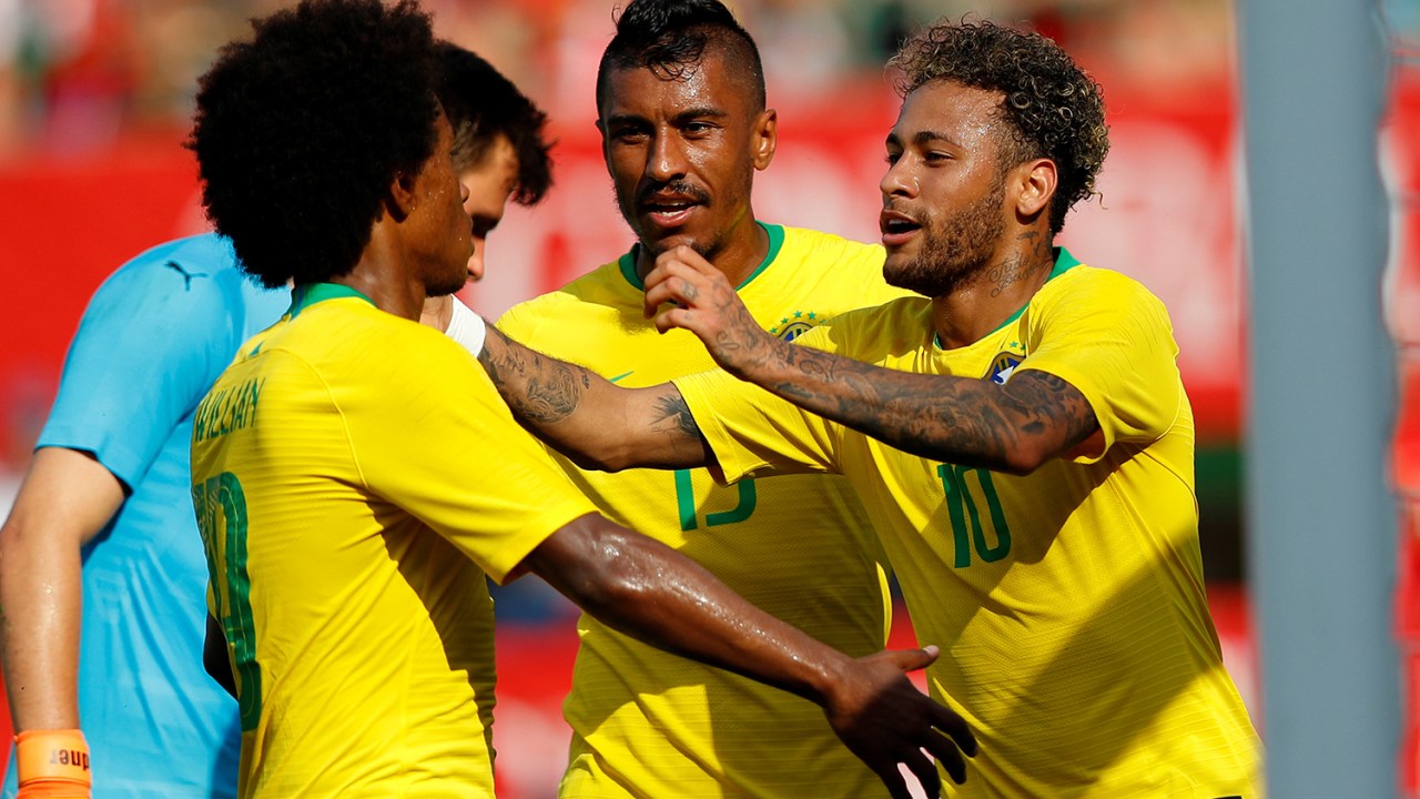 Jogadores da seleção comemoram gol de Neymar