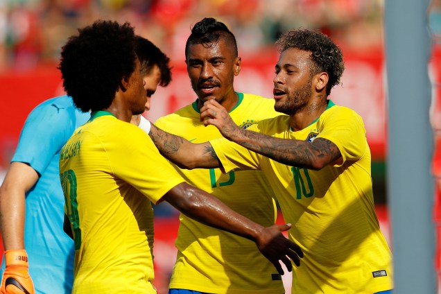 Jogadores da Seleção Brasileira se abraçam após Neymar marcar o segundo gol contra a Áustria - 10/06/2018